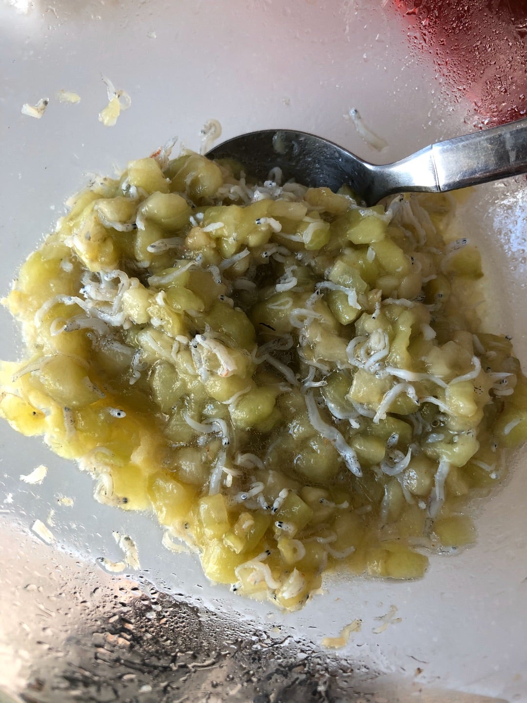 作り方① なす １本 に穴を開けて素揚げする ② 粗熱が取れたら縦に割いて白だし 大さじ２ 、コチュジャン 小さじ2 、みじん切りにした長ネギ 大さじ1 を和える。 ③お好みでごま油をかけて完成