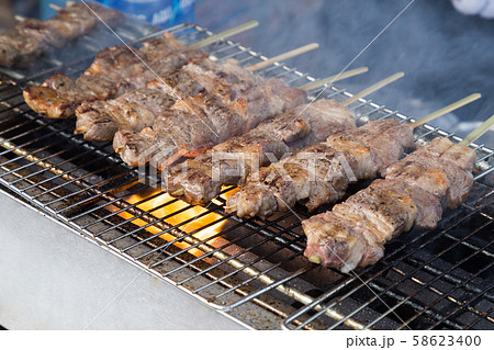 楽天市場送料無料 『箱買いでお得！ジャンボ牛串１００ｇが１００本 10本×10袋 』入り業務用にBBQにお祭りに学園祭に人気者です！ あす楽対応smtb-kkbRCP: ホルモン・もつ鍋 神戸 食福亭味革