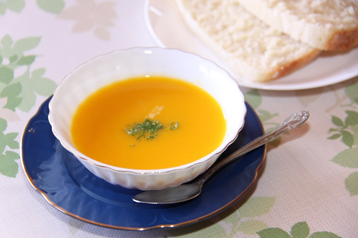 スプーンでいただくバターナッツかぼちゃのグラタン