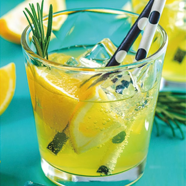 自家製レモンリキュールの作り方 ※お酒は二十歳になってから レモン なるべく国産のもの16個 スピリタス 500ml グラニュー糖 100g 水50gと200ml 水あめ 1 2スプーン レモン 今回は広島県産を使用 を水で洗って綺麗な布巾などで水気を拭き取る。 包丁やピーラーを使って