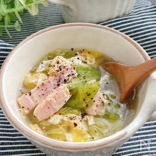 キャベツとベーコンのコンソメ鍋