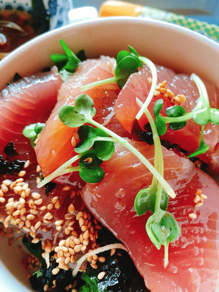 混ぜて漬けるだけ！サーモンのペッパー漬け丼