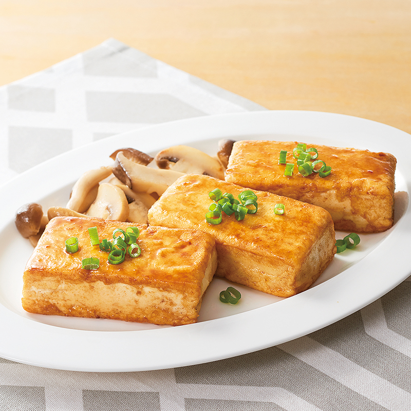 最近のお気に入りのお弁当のおかずは 豆腐ハンバーグ ❣️❣️ 豆腐は固い木綿豆腐 島豆腐や固豆腐 などと表記されているものが良いですよ を選ぶのがポイント‼️木綿豆腐と表記されていてもすぐ崩れてしまうようなものもありますからね〜 固い豆腐と鶏ひき肉に人参や