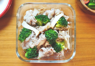 『ブロッコリー』, ブロッコリーってゆでると水にビタミンが流れて残念な気持ちになりませんか？,レンジメートは蒸すことも簡単に出来るので、美味しい蒸し野菜が作れます⭐,材料 2人分, ブロッコリー 100g, 水 大さじ2,塩 適量,作り方 , ①ブロッコリーを小房に分ける。,②レンジメートに①のブロッコリー、水、塩を入れ、フタをして600Wで4分30秒加熱する。,