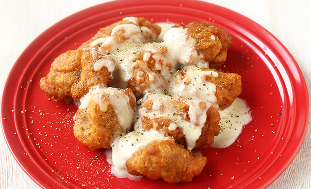 ワンパン10分！ 絶品やみつき鶏チリ@yatsumiiiii0108←その他の時短レシピはこちらから！ ＼レシピ紹介💁‍♀️🍳たった10分で絶品鶏チリが完成♩ 冷凍唐揚げを使用するのであっという間にできてしまいます！ 旨味たっぷりでジューシーな鶏唐揚げと長ねぎたっぷりの