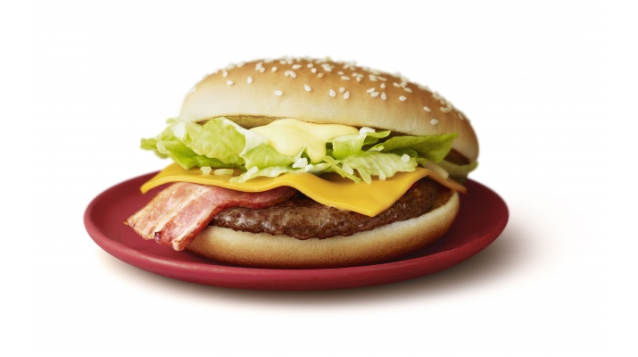 倍ベーコンレタスバーガー 460円 」 マクドナルドの17時からの夜マックメニュー。 お好きなバーガーにプラス100円でパティを倍にできる 倍バーガー です。ビーフパティ2枚・スモークベーコン・チェダーチーズ・レタス・イエローマスタードソースをゴマバンズで挟んで