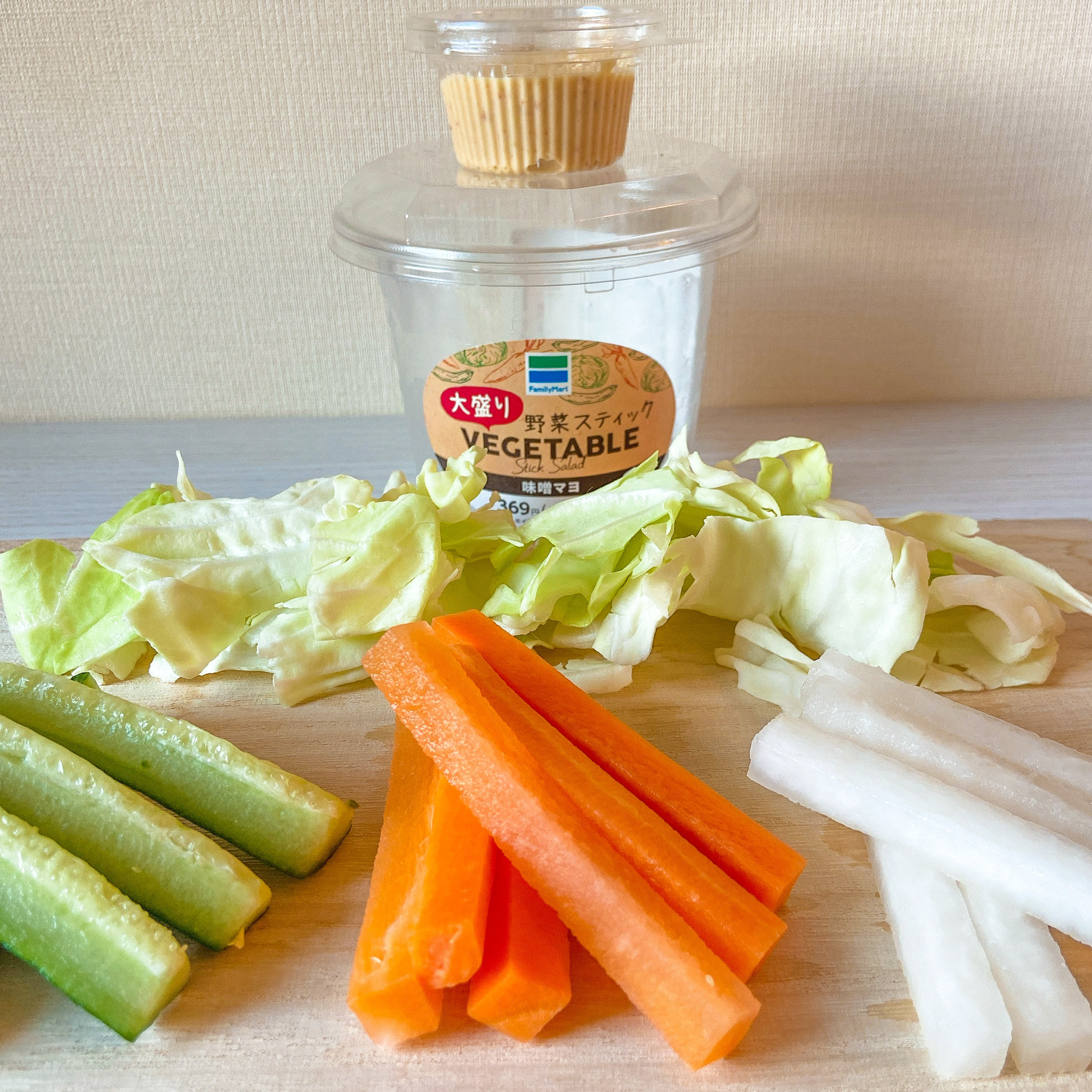 ファミマ×ウマ娘 プリティーダービーキャンペーン対象 サクラローレルの大盛野菜スティック 味噌マヨファミリーマートいぬきちのコンビニ飯