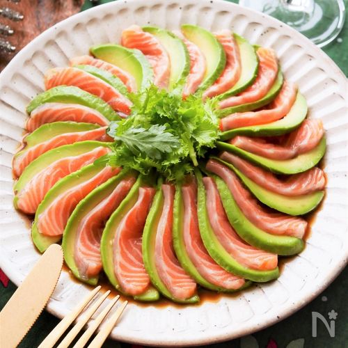 レモン焼肉塩麹だれ サーモンとアボカドのカルパッチョ – ホシサン