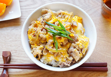 基本からアレンジまで！思わずつくりたくなる「お昼ごはん たまご丼」のレシピ集クックパッド