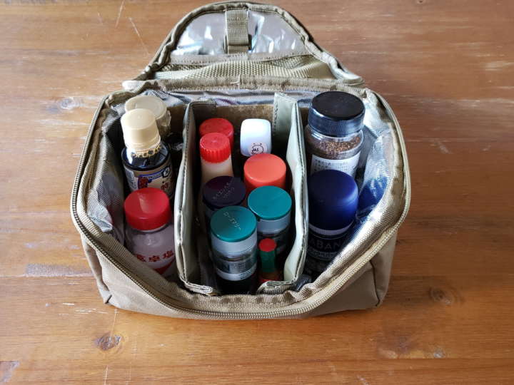 キャンプ調味料入れは無印で吊るすが正解。洗面用具入れを活用するとぴったり収まる - ワーママはるかの日常