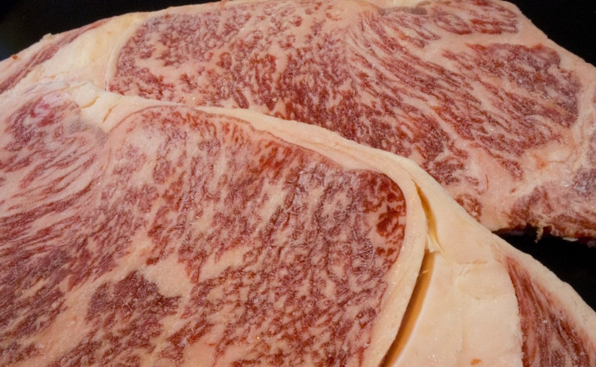 通販で購入可能なサーロイン✨ レアで焼き上げました🥩✨ 冷凍で届くので、半日ほど冷蔵庫で解凍し、焼く前に冷蔵庫から取り出して室温に戻しておきます😊🥩✨いきなりステーキステーキ肉肉スタグラムサーロインステーキタンパク質筋肉飯厚切りステーキ