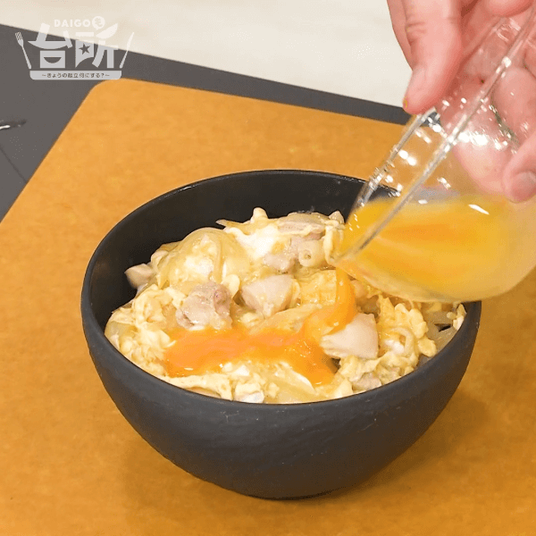 レンジでとろとろ親子丼＜材料 1人分 ＞ 鶏もも肉 80g 玉ねぎ 25g 砂糖 小さじ1 めんつゆ 濃縮2倍大さじ3 水 大さじ4 卵 2個ご飯 適量 みつば 適量 ＜作り方＞ 1．玉ねぎは薄切りにし、鶏肉は2cm角に切って耐熱容器に入れ、砂糖、めんつゆ、分量の水を加え