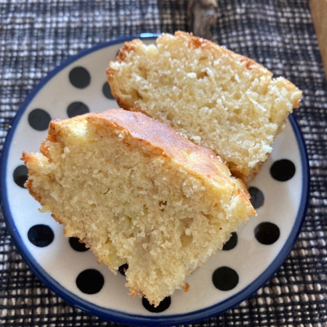 米粉の簡単レシピシリーズ🍳1. 「米粉バナナブレッド」, 明日の朝、何食べよう？, バナナが熟れてたらすぐに作れる,米粉のしっとり優しいバナナブレッド。, ボウルひとつで混ぜて焼くだけ。, 忙しい朝にもうれしい！, 朝食にも、おやつにも、心がふっとほどける味です。,, ■ 材料20cmフライパン 1枚分,,