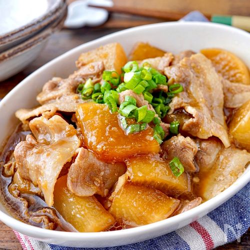 ごはんが進む 味しみ豚バラ大根こっくりした味わいと 甘辛な味付けで、ごはんがもりもり進む 豚バラ大根。 豚肉よりも大根の比率高め。 大根 にしっかり味が染みて 豚バラの旨みとコクが絡まります。 使う材料も少なく、割と手軽に作れる 一品です。 ◯材料 ４～５人分