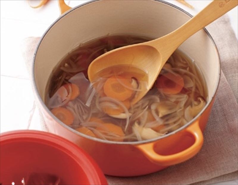 ル・クルーゼ公式レシピ ポルトガルの魚介トマトスープ仕立て～カルディラーダ﻿ ﻿ ポルトガルの魚介とトマトのスープ 仕立て。旬の色んな魚介をトマトの旨味でぎゅっとまとめた美味しいスープ。﻿ ﻿ 材料4人分ココット・エブリィ 20使用 ﻿ タラの切り身 甘口4