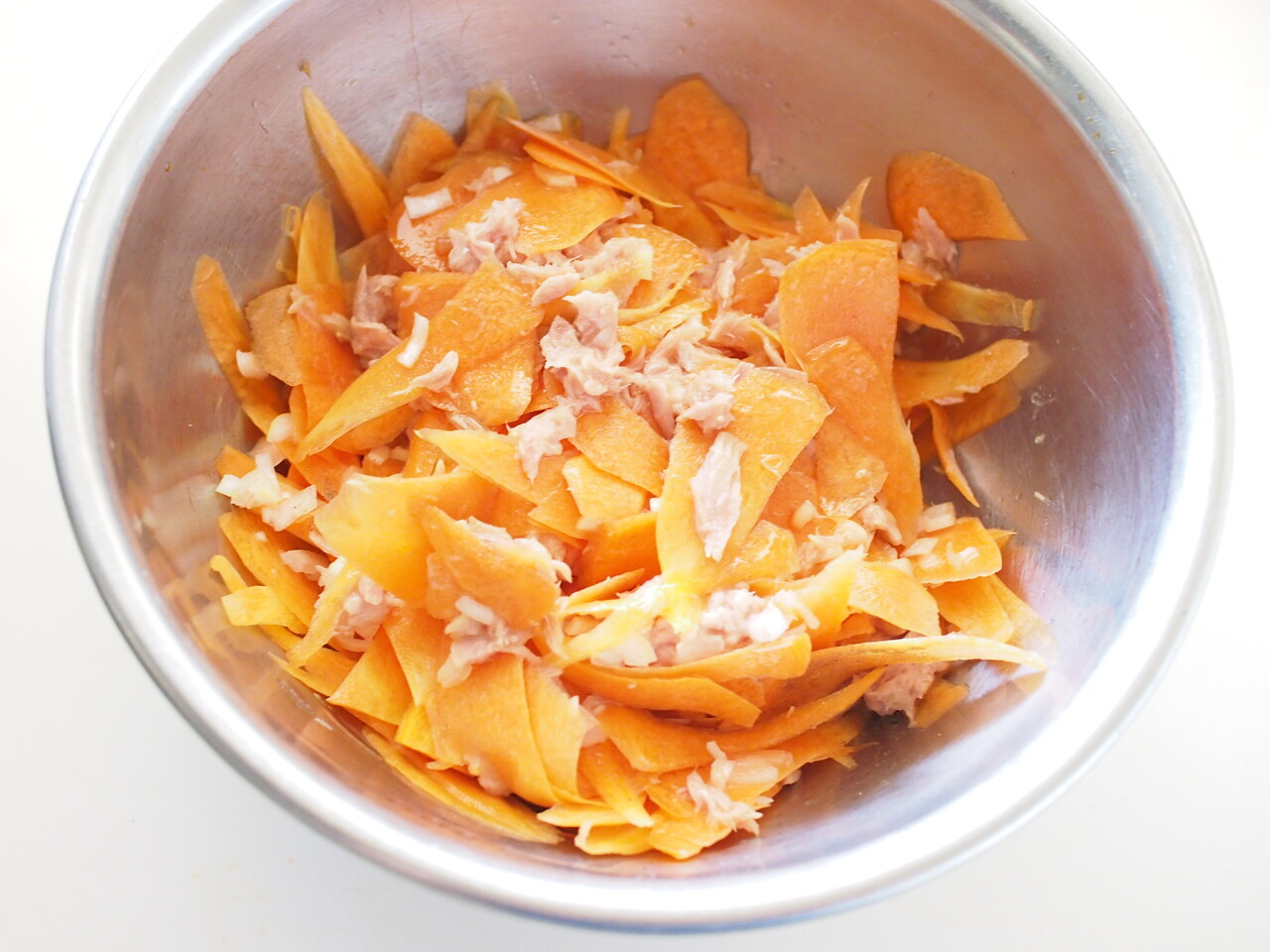 定番人気レシピ「にんじんとツナのサラダ」 栗原はるみの定番人気レシピ。 おかずとしても、 パンと一緒にワインのつまみにもおすすめです。 にんじん、玉ねぎ、にんにくを合わせ、電子レンジで少し加熱するのが特徴。 生でもない、ゆでるのでもない、 レンジ加熱で