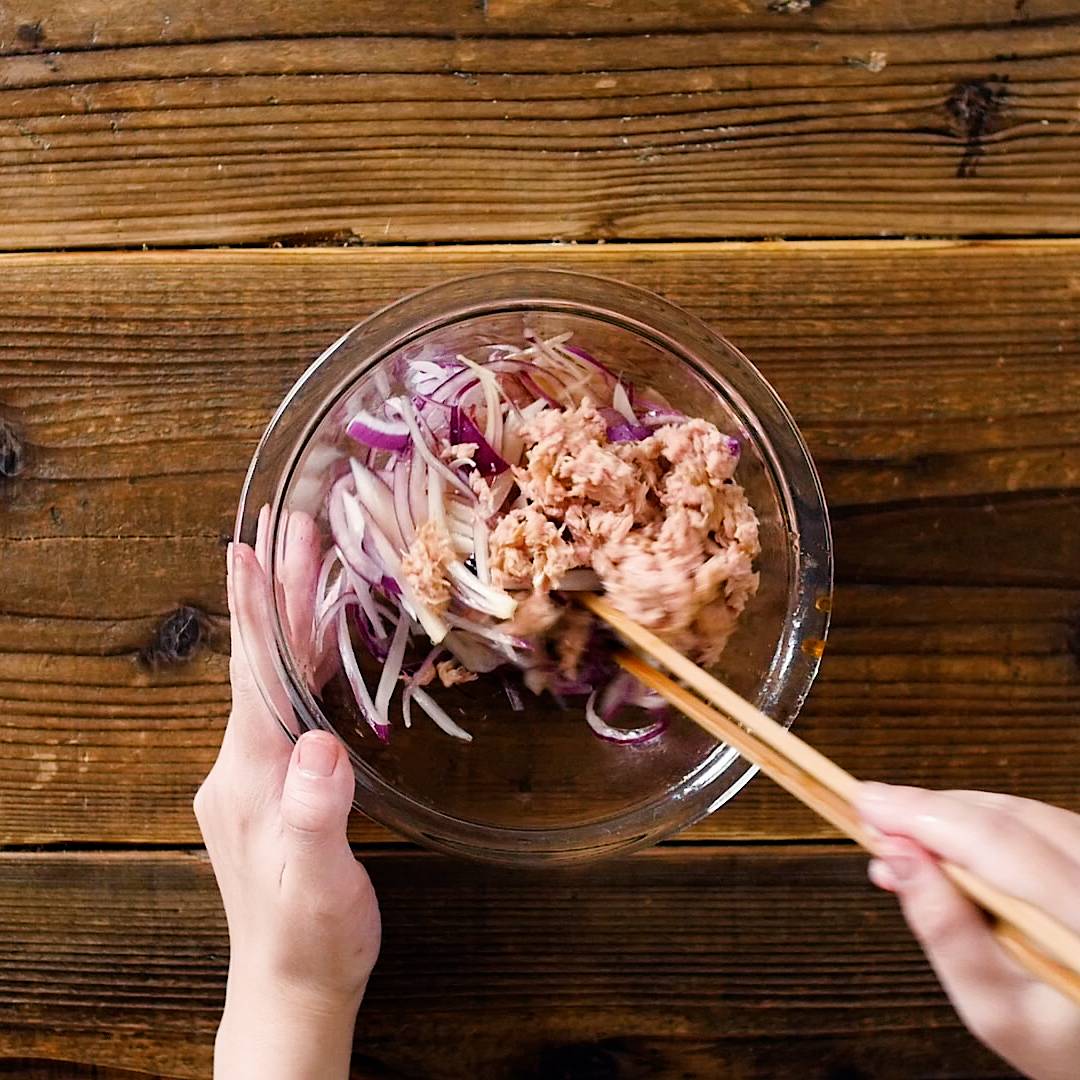 焼いたなすとねぎ、ツナをのせてポン酢で