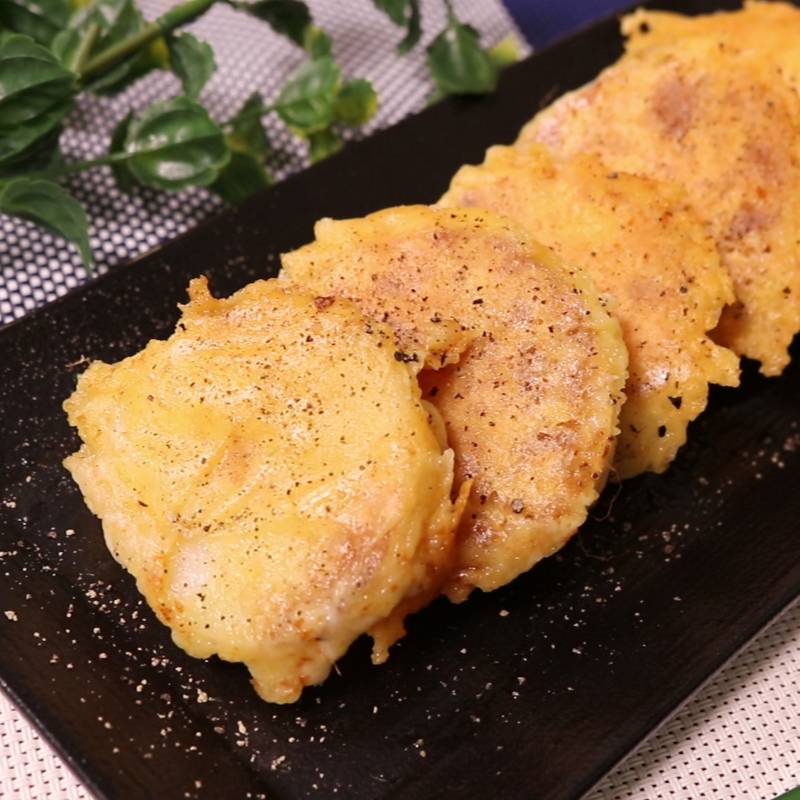 手軽にささっと作れる長芋のチーズ焼き フライパンに極少量の油をひき、 長芋を並べガーリック塩 ろく助 をパラパラ。 長芋 を一度裏返したらとろけるタイプのナチュラルチーズをたっぷり加え蓋をする。チーズの塩分があるので塩は控えめにチーズが溶けたら蓋をとり