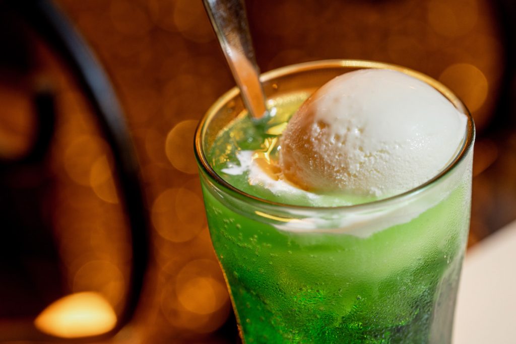 Chique雨でジメジメした空気を 逆に楽しめる スカッと爽やか グリーンアップルクリームソーダ🍹今週のお休み予定はありません よろしくお願いします🙇‍♀️シッキクリームソーダクリームソーダ専門店熊本カフェ昭和レトロ