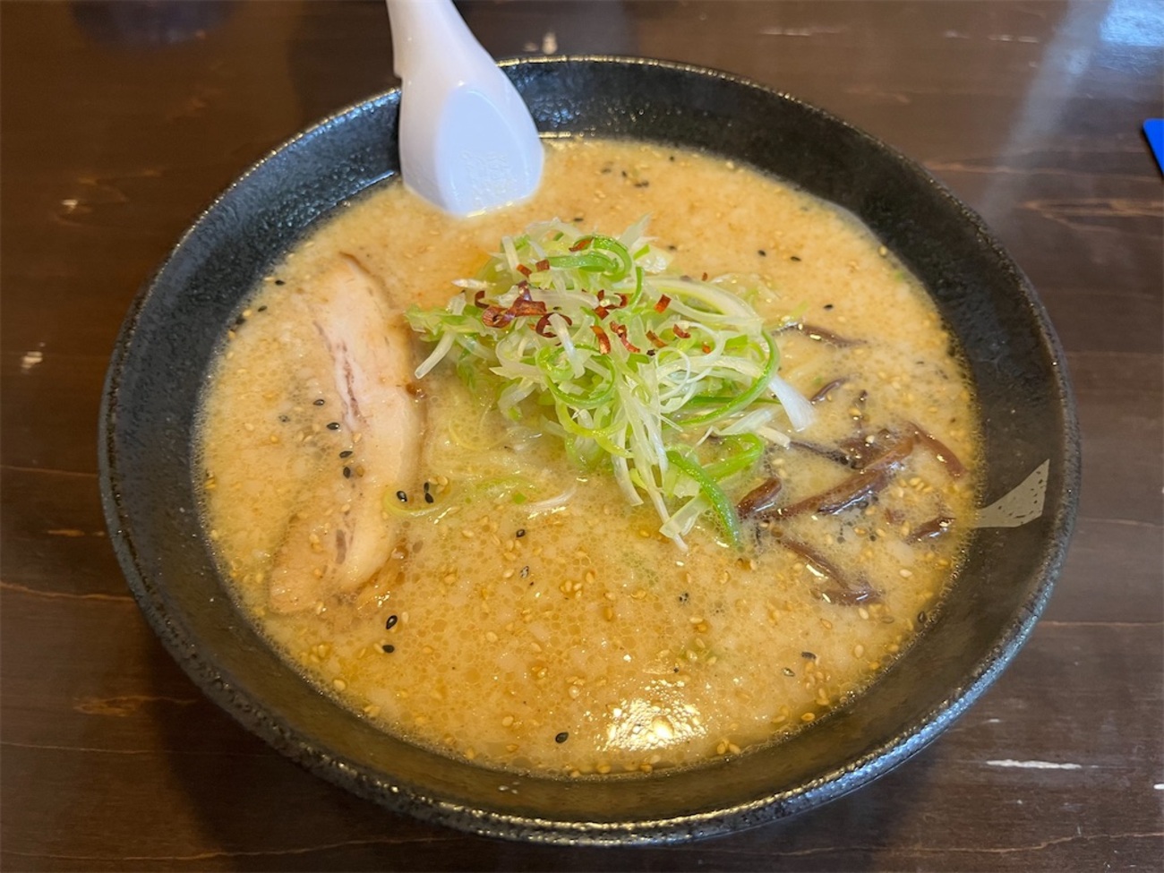 お取り寄せ。麺にねぎを練り込んだ「白神ねぎ味噌らーめん」Love on