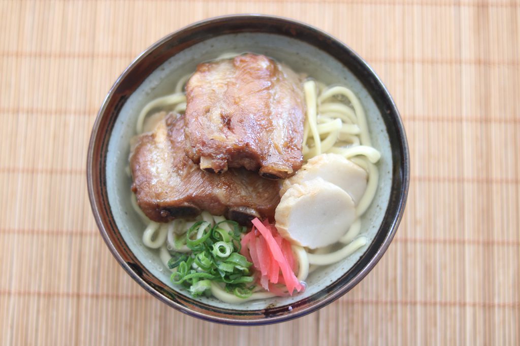沖縄そば 手打ち麺。具材は沖縄では定番の軟骨ソーキ。自分で作るのが一番うまい