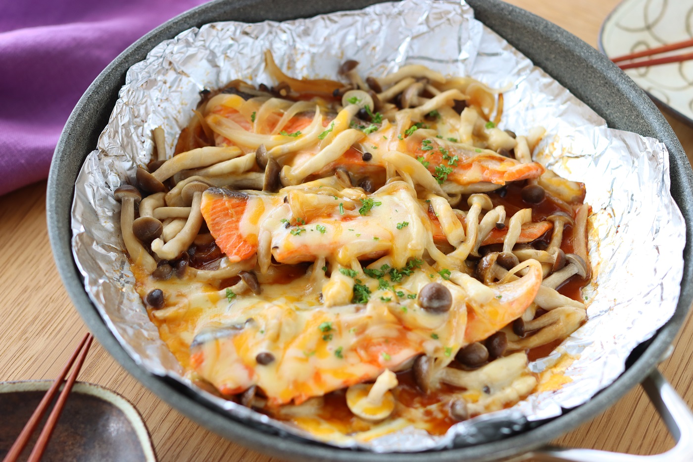 男子ごはん 秋鮭のきのこクリームソテー ごぼうのフリット添え鮭とキノコのクリーム煮るりらん