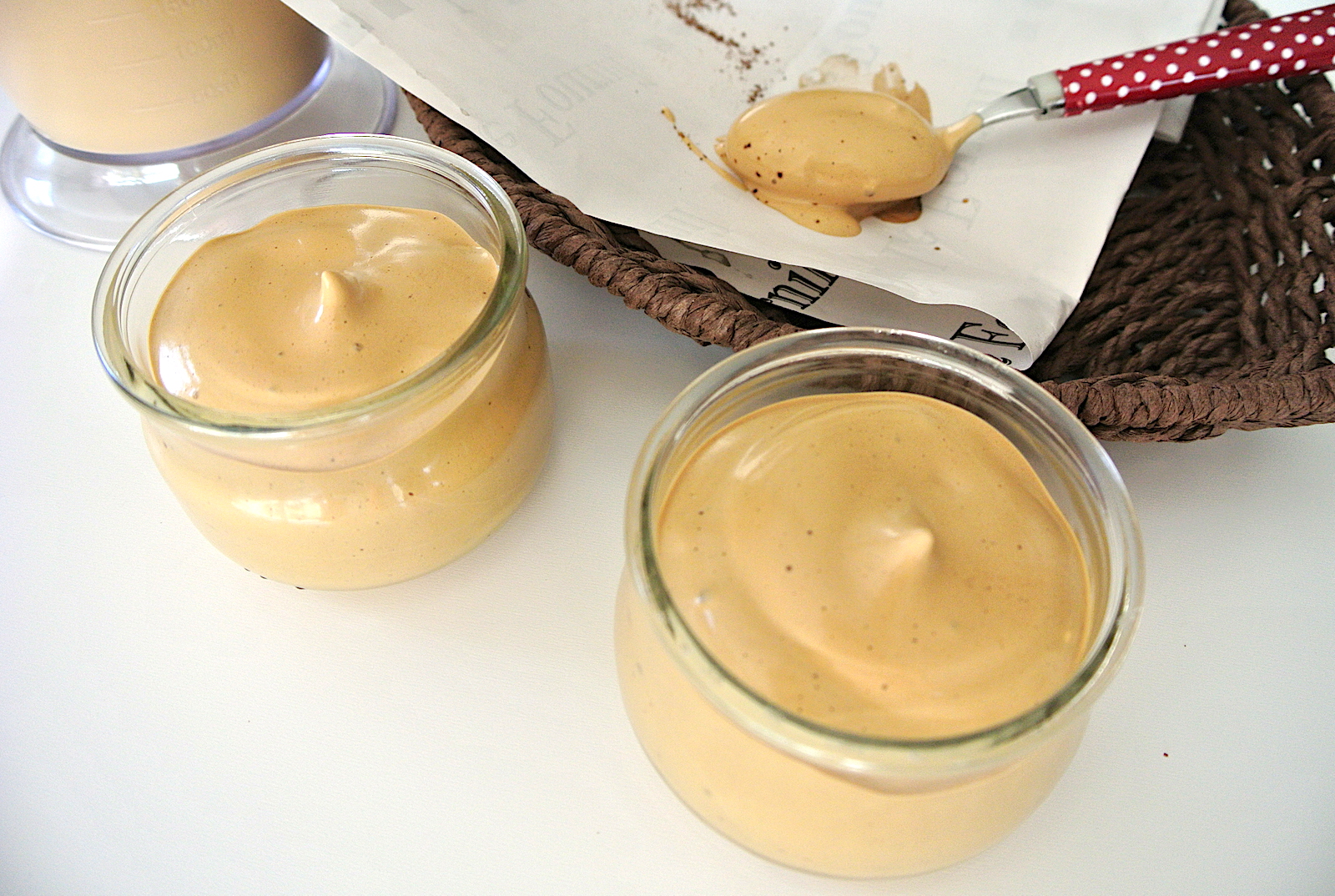 コーヒーアイスクリーム , ■材料, ・生クリーム 200ml, ・卵 2個, ・練乳 40g, ・グラニュー糖 30g, ・インスタントコーヒー大さじ2, ・お湯 大さじ2, ・チョコチップ 40g,コーヒーアイス簡単レシピスイーツおやつ料理研究家ゆかり