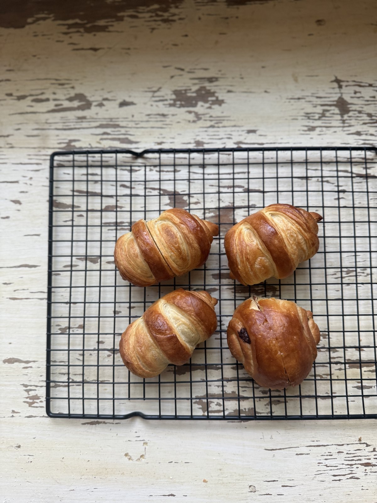 今回は @kota08.01 さんのとても素敵な投稿をご紹介😊バターなし でも出来る！海外で流行っているライスペーパークロワッサンを作ってみた🥐ライスペーパークロワッサンのレシピ1.ボウルに卵2個、牛乳50cc、砂糖50g、ベーキングパウダー2g