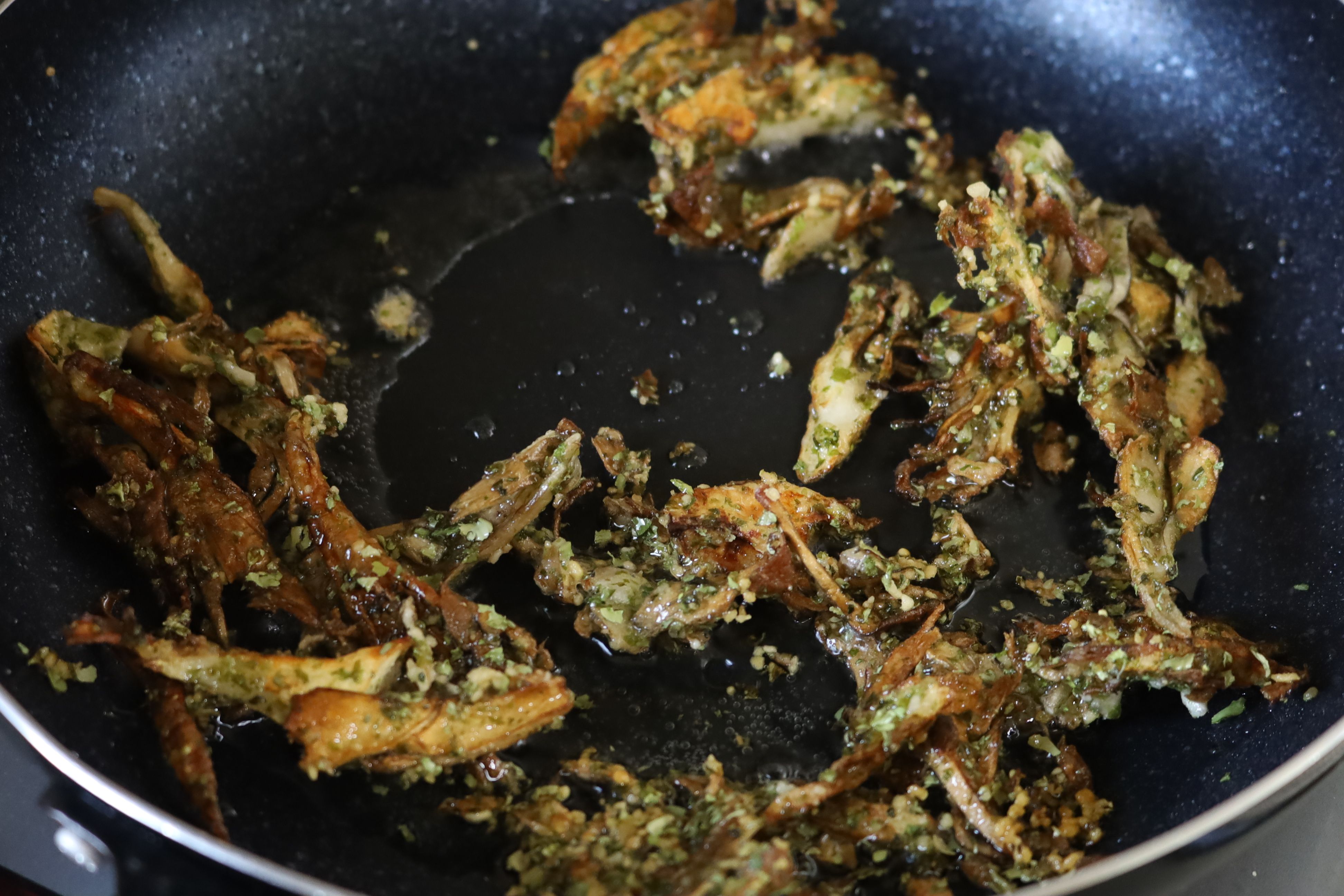 舞茸の一番おいしい食べ方はこれ！🍻 詳しくはプロフィールのリンクから「まいたけのカリカリチーズ焼き」と検索👀🔍卵焼き器でおつまみ！まいたけのカリカリチーズ焼き ■材料 2人分 10分・まいたけ：1パック 100g・とろけるチーズ：60g・片栗粉：大さじ1杯 ・サラダ油：小さじ1杯 ■作り方 ①まいたけはみじん切りにします。 ②ボウルに①、とろけるチーズ、片栗粉を入れて混ぜ合わせます。