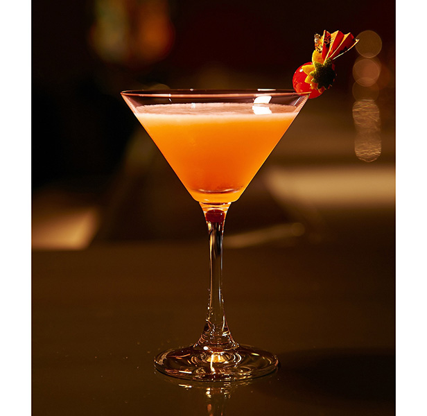 オレンジガーニッシュを添えたさわやかなブージージンネグローニカクテルの写真素材・画像素材 Image 147795993