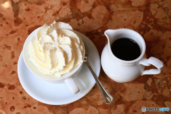 こんにちわ😊 今日も良いお天気でした♪ 🌼ウインナーコーヒー☕️ って？！ と思ったことありませんか？😅 生クリームのってるやつ〜ですけど、なんでその名前？！ と今更ながらに調べてみました😅 オーストリアのウィーン発祥とされる 飲み方の１つだそうです