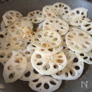 れんこんのチーズガレット れんこんでメインおかず！食材1つで簡単！外はカリカリ、中はシャキシャキ♪macaroni マカロニ- YouTube