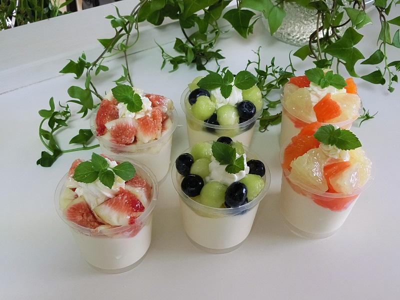 Homemade pudding * いつかのスコッププリンの別pic。 トッピングにいちごとさくらんぼと庭のブルーベリー。国産フルーツでこの最強可愛い3種類のフルーツを揃えられるのは今の時期だけですね。 · · · プリン手作りプリンスコッププリンデザート夏待ち