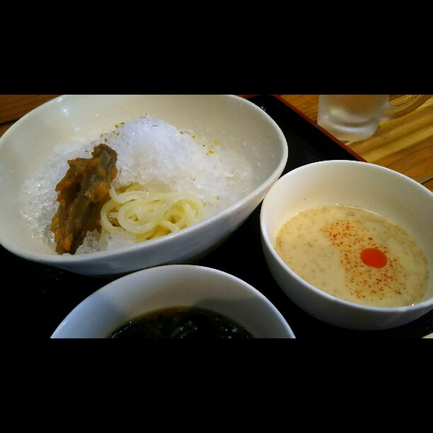 はち🐝8🐝永吉アリーナ近くの 「稲庭風うどん玉やにんにくさらだ」 うどんが有名ですが、こちらの焼きハヤシもオススメ😁サラダ付きのランチセット 1050円真ん中に温玉がありガーリックライスと混ぜ合わせます🍚Instagram