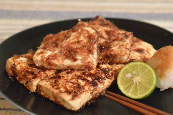 レシピはこちら☀️↓甘辛焼き豆腐木綿豆腐だけで 立派なメインおかず🙌🏻🧡 カリッと焼いたところに 田楽風の甘辛味のタレが絡んで最高🤤🫰🏻 お豆腐あんまり食べない娘も おいしい〜！ってパクパク食べたよ😋✏️材料☑︎木綿豆腐１丁 ◎片栗粉 大さじ３ ◉砂糖大さじ１ ◉酒大さじ１ ◉みりん大さじ１ ◉醤油大さじ１ ◉味噌大さじ１🍳作り方