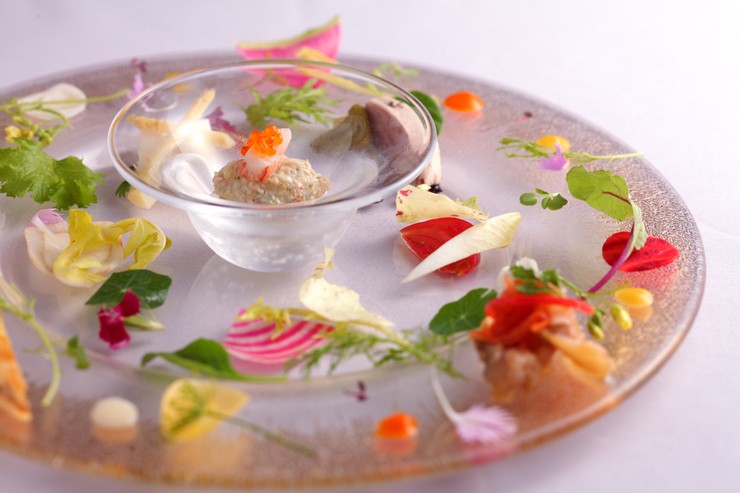 ☆りんごのホットデセール フレンチレストランのコース料理を締めるデザートの一皿を、ご自宅で簡単にお召し上がりいただけます。りんごのケークと、くるみとキャラメルのソースを電子レンジで温め、アングレーズソースを敷いたお皿に盛り付けます。 直径12cmドーム型8