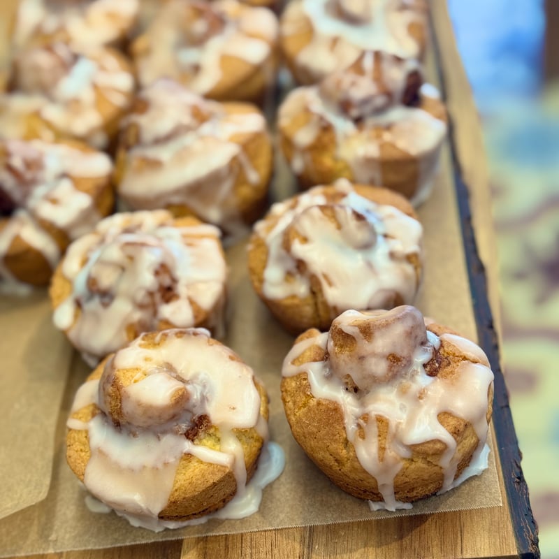 キィニョンエキュート立川店🍏 季節限定 スコーン🍏 〚アップルシナモンスコーン〛 シナモンが香るスコーン生地に、ラム酒で漬け込んだドライアップルと、ざくざく食感の香ばしいくるみを合わせました🍎✨大きめにカットされたフルーティなドライアップルとくるみが