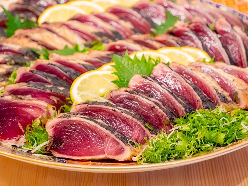 100%藁で焼いた高知「カツオのたたき」寿司屋も唸る最高の逸品 – KUUCA