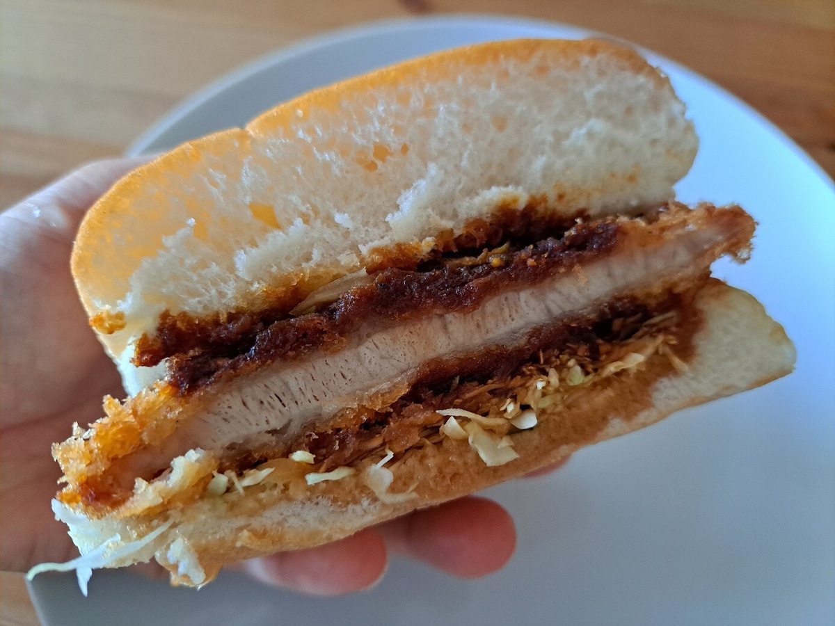 気軽に食べに行けるローカル飯。名古屋の味をパンで挟んだコメダ珈琲店の「みそカツパン」sotokoto online ソトコトオンライン