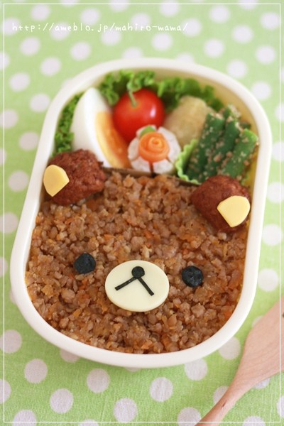 トラをかぶったリラックマ♡材料ごはん 適量 醤油 適量 乾燥パスタ １本 ハム 少々 海苔 少々 カニカマ ２本 マヨネーズ少々作り方１．ごはんから少量を取り分け、醤油を混ぜる。 ２．白ごはんは耳、手の分に少量残し、それぞれをラップに包み、顔をにぎる