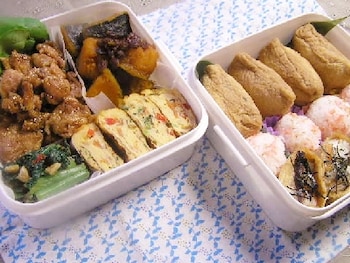 昨晩はおうちでひな祭りパーティー🎎 ちらし寿司の残りご飯をおいなりさん詰め詰めしてお弁当に🌸 作り途中のお弁当見た長女「おいなりさん2つじゃなくて3つにして！」と😲いつもよりご飯多くなるけど大丈夫？と聞くも「だいじょーぶ！朝もおいなりさん食べる！」と朝食に