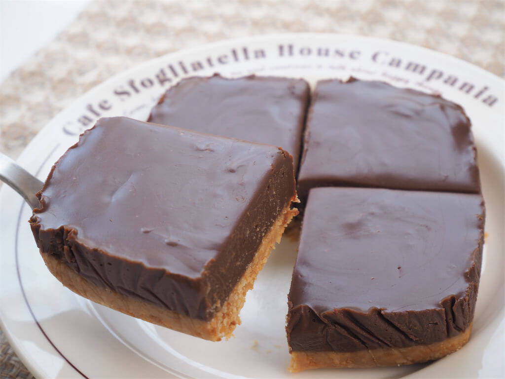 ローソン 中までクリームぎっしり！ホイップ山盛りの「濃厚チョコタルト」ずっしり重くて満足感えげつないよ