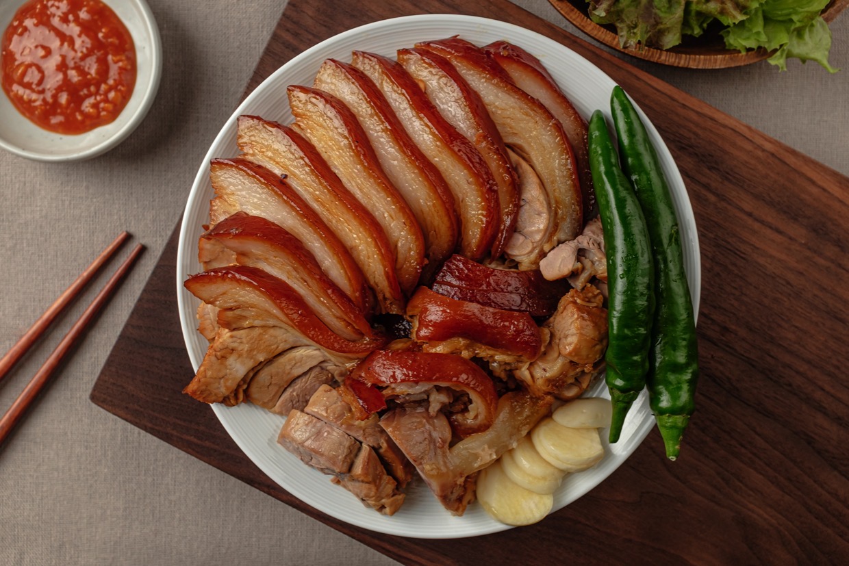 ろぶたプラス韓国グルメ好きな人にぜひ食べてもらいたいのが“チョッパル” 豚足をやわらかく煮込んで、モチモチなのに口の中でとろけちゃう食感がたまらないんです！🤤しかもコラーゲンたっぷりだから、美味しいだけじゃなくてお肌にも嬉しい💕Instagram