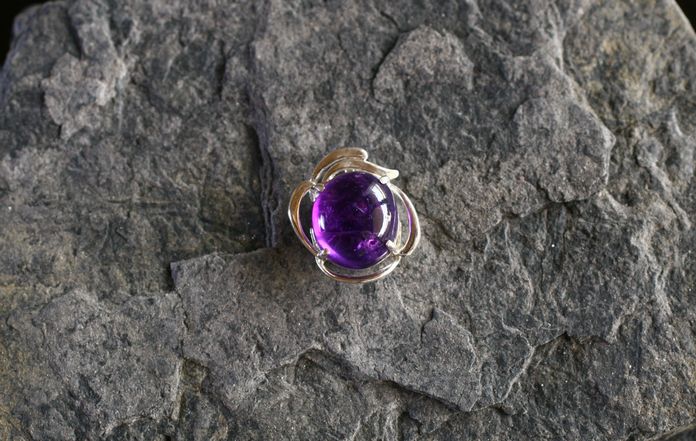 神秘的な宝石『アメジスト』の特徴や産地をご紹介します