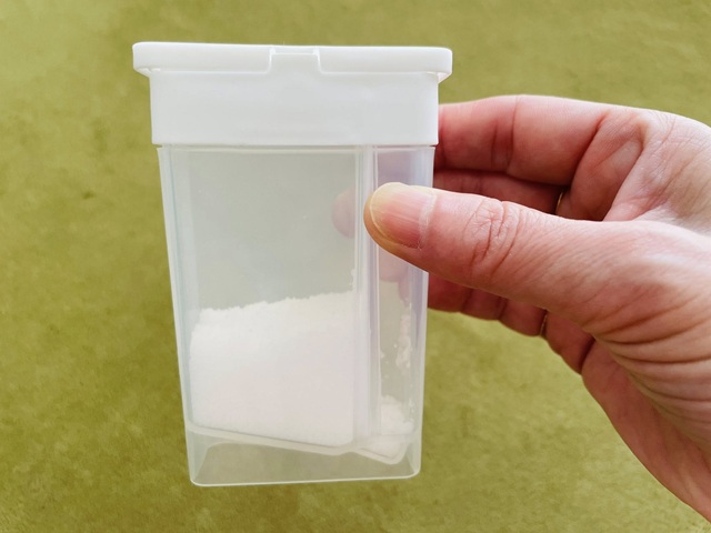 原産国：中国 材質：本体・フタ・仕切り：ポリプロピレン 商品サイズ：6.6cm ×9.8cm ×2.8cm 内容量：1個入 種類：アソートなし２口タイプ 食塩 小さじ 約 １ ４杯 一定量たまる特殊構造 ※写真はイメージです。 耐冷 耐熱温度：－１０℃－７０℃ 容量９０ｍＬ ①仕切り