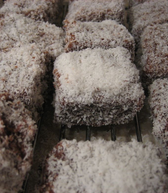 オーストラリア・デー・パーティー用の伝統的なラミントン・ケーキやデザート。写真素材1290659512Shutterstock