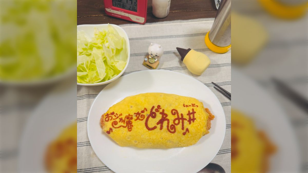 ミニオンオムライス作ってみました〜🤣✌️ 最近、購入した商品も添えて〜笑 ケチャップで絵を描くのは個性が出て楽しい！！！笑私は右側を作りました🤣🤣 私、普段オムライス作る時は、卵は薄焼きにせずに、トロトロくらいでチキンライスの上にのっけるだけなのですが