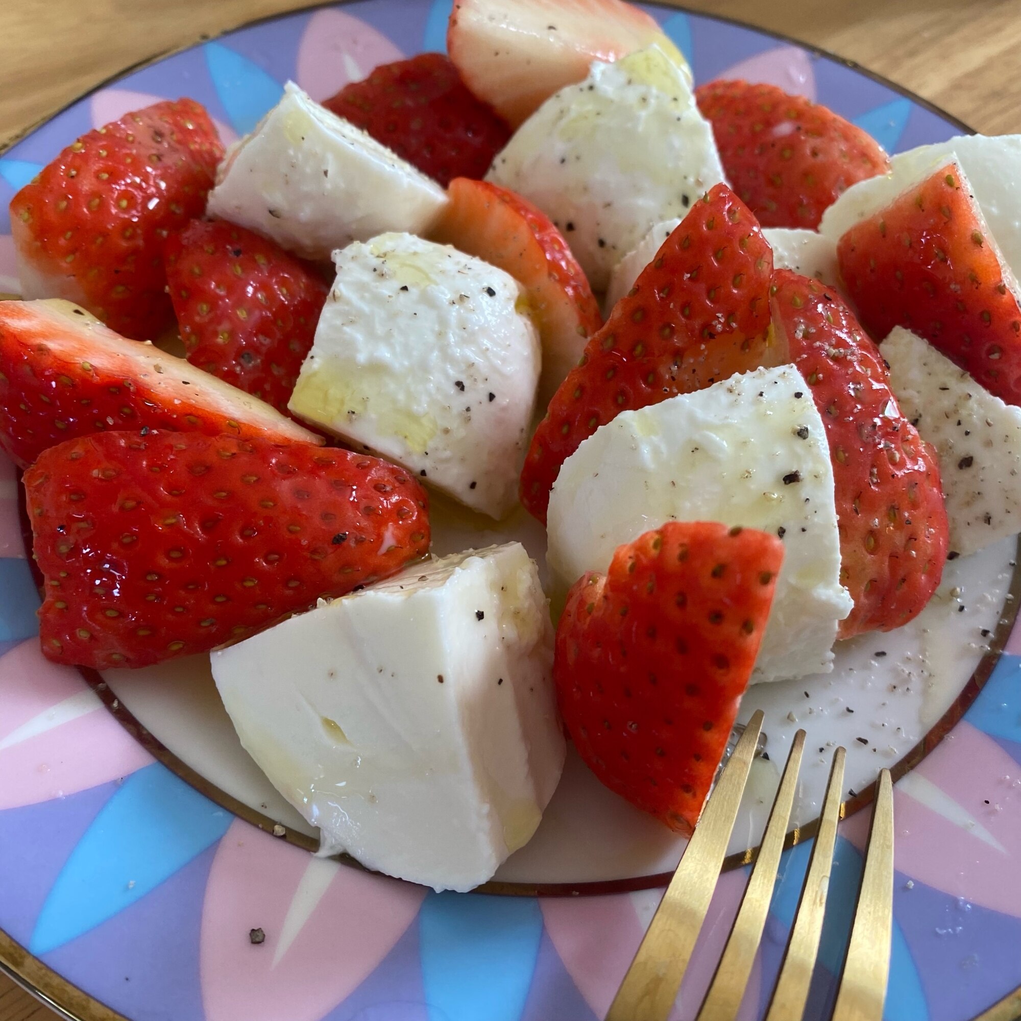 いちごと生ハムのカプレーゼ