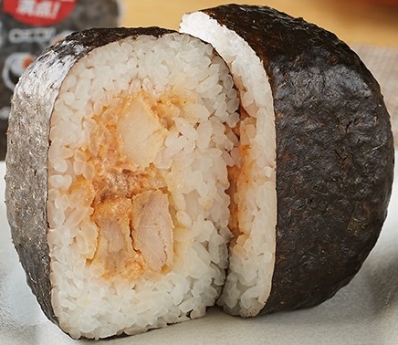 🍙おにぎりがスキすぎて。日本橋店🍙. 今回紹介するメニューはてりマヨです‼️ てりマヨとは、絶品唐揚げにお馴染みのてりやきソースと マヨネーズで和えた誰もが大好きなてりやきチキンのことです🍗✨ これがもうおにぎりとの相性抜群なので、一度食べたら