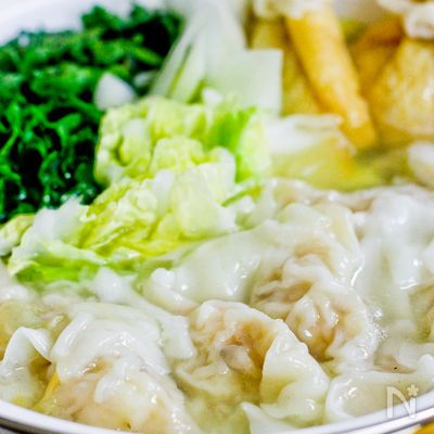 鍋つゆなし10分で完成！ 豚肉と春菊のナンプラー鍋 連載 21時の美容メシ 36Oggi.jp